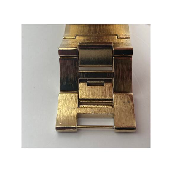 Guess Women's Quartz Watch Gold Tone Logo Bracelet U95159L1 Working New Battery - Picture 6 of 7